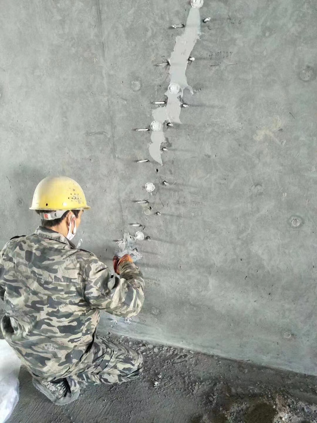 铜陵混凝土楼板裂缝加固施工的方案